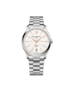 Baume & Mercier Clifton er en dressklokke til herre p&aring; 39 mm med Baumatic-verk, hvit tallskive og kasse og lenke i st&aring;l. 50 meter vanntett.