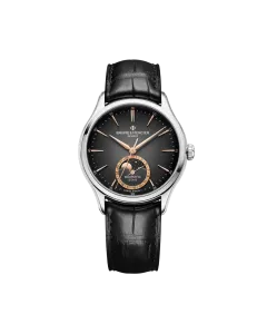 Baume & Mercier Clifton er en dressklokke med m&aring;nefase til herre p&aring; 39 mm. Kasse i st&aring;l og rem i alligatorskinn. 50 meter vanntett.