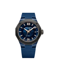 Baume & Mercier Riviera er en herreklokke p&aring; 42 mm med bl&aring; skive, bl&aring; gummirem og bl&aring; kasse. 120 timer gangreserve.