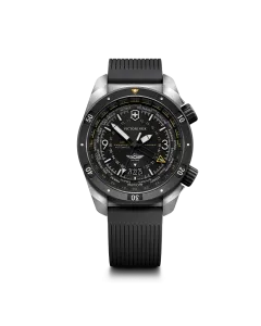 Victorinox Air Pro GMT Automatic herreklokke p&aring; 43 mm med sort skive, kasse i st&aring;l og sort gummirem.