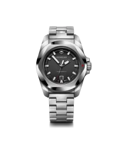 Victorinox I.N.O.X. herreklokke p&aring; 41 mm med quartzverk, kasse og lenke i st&aring;l og sort skive.