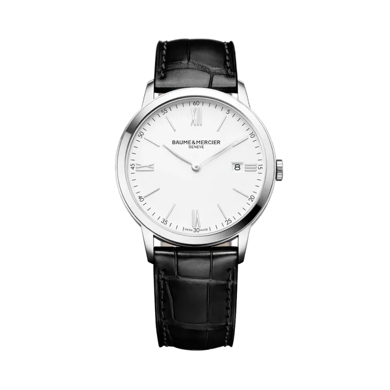 Baume & Mercier Classima er en klassisk dressklokke til herre med diameter på 40 mm og quartzverk. Hvit skive og sort skinnrem. 50 meter vanntett.
