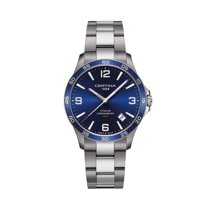 Certina DS-8 C0338514404700 herreklokke i titan på 42 mm med blå skive og quartzverk. 100 meter vanntett.