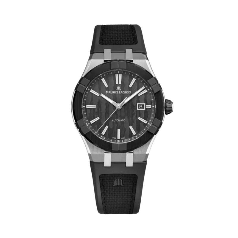 Maurice Lacroix Aikonic er en herreklokke på 43 mm med automatisk verk, carbonskive, gummirem med C-spenne og keramisk bezel.