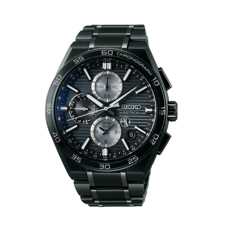 Sort Seiko Astron GPS Solar herreklokke i titan på 44 mm. Klokken har sort skive, chronograph, worldtimer-funksjon og perpetualkalender.