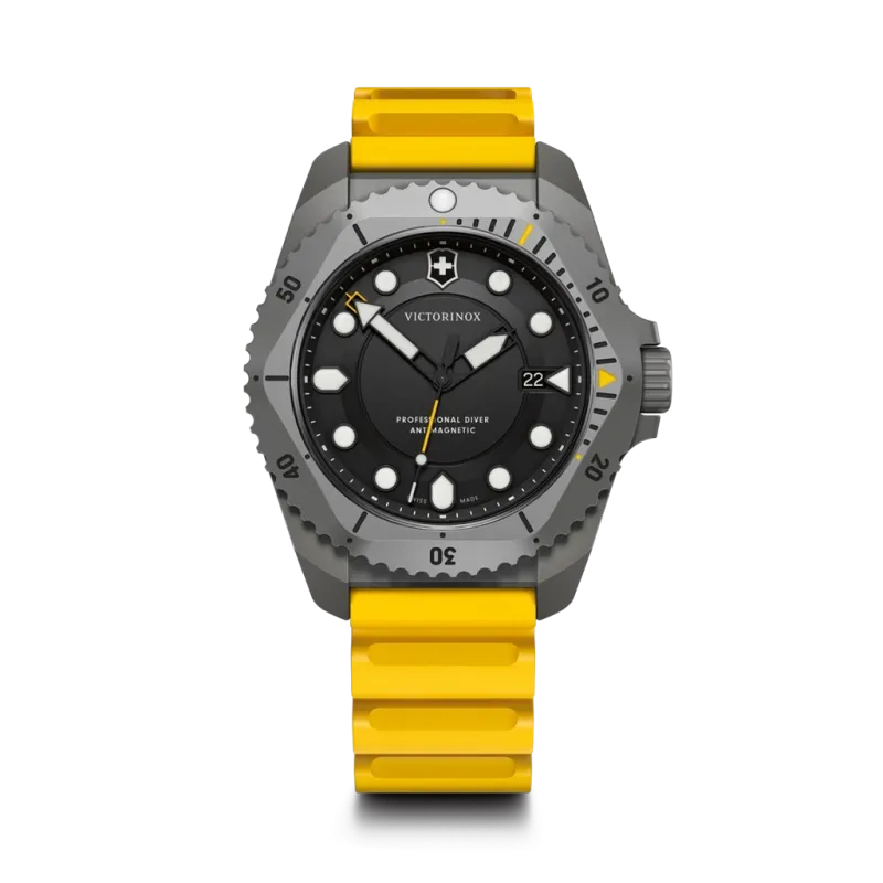 Victorinox Dive Pro Quartz dykkerur til herre med quartzverk på 43 mm. Sort skive, kasse i titan og gul gummirem. 300 meter vanntett.