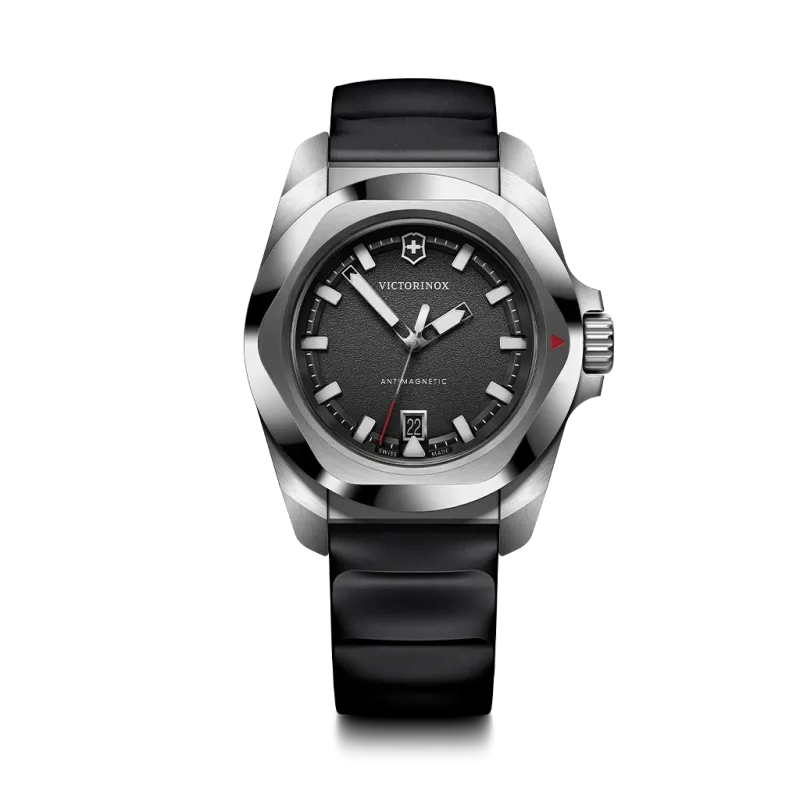 Victorinox I.N.O.X. herreklokke på 43 mm med quartzverk, sort skive, kasse i stål og gummirem.