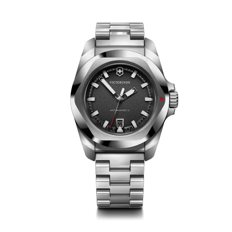 Victorinox I.N.O.X. herreklokke på 41 mm med quartzverk, kasse og lenke i stål og sort skive.