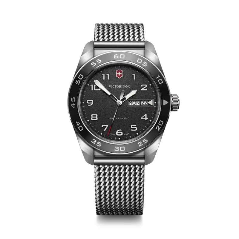 Victorinox Swiss Army 242043 er en herreklokke med quartzverk, sort skive og stållenke. 