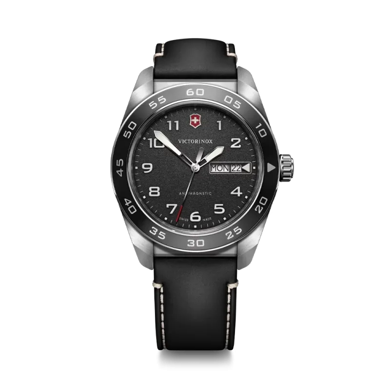 Victorinox Swiss Army Quartz pent herreur på 42 mm med quartzverk, sort tallskive og sort skinnrem. 100 meter vanntett.