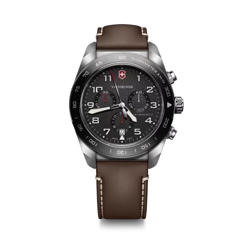 Victorinox Swiss Army Chronograph herreklokke meed quartzverk, sort skive med kronografer og brun skinnrem.