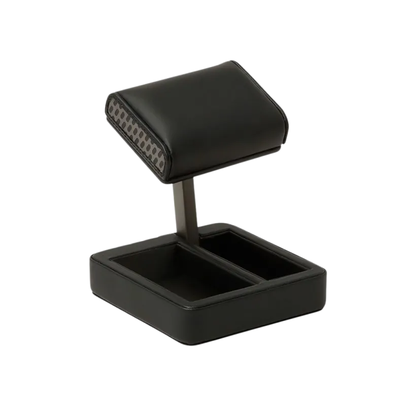 WOLF Axis Travel Watch Stand 485303 i sort med plass til en klokke. Kommer i praktisk reiseveske.