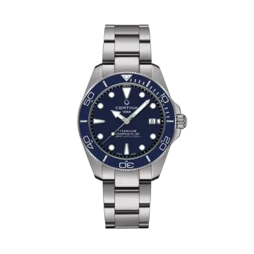 Certina DS Action Diver Powermatic 80 C048.407.44.041.00 herreklokke på 40,5 mm i titan med blå tallskive og lenke med foldelås.