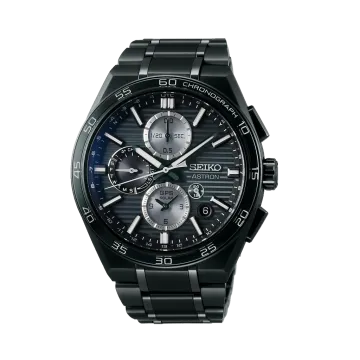 Sort Seiko Astron GPS Solar herreklokke i titan på 44 mm. Klokken har sort skive, chronograph, worldtimer-funksjon og perpetualkalender.