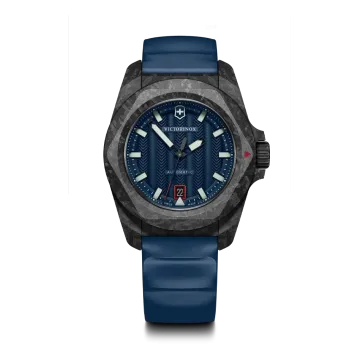Victorinox I.N.O.X. Automatic herreklokke med blå skive, blå gummirem og en kasse i karbon med gjennomsiktig baklokk i titan. 200 meter vanntett.