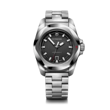 Victorinox I.N.O.X. herreklokke på 41 mm med quartzverk, kasse og lenke i stål og sort skive.