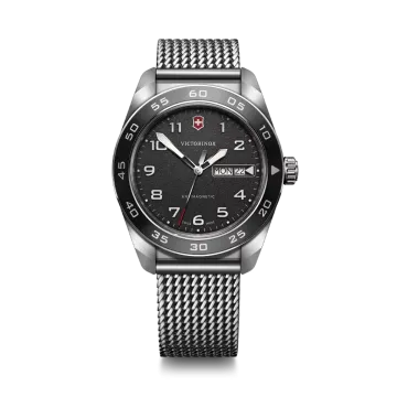 Victorinox Swiss Army 242043 er en herreklokke med quartzverk, sort skive og stållenke. 