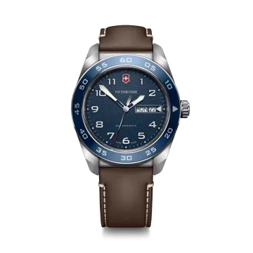 Victorinox Swiss Army Quartz herreklokke på 42 mm med quartzverk, blå skive og skinnrem. 100 meter vanntett.