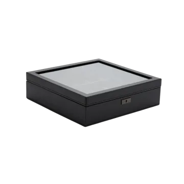 WOLF Axis 488303 klokkeboks i sort med gjennomsiktig lokk og plass til 15 kokker. Port for å lade smartklokke. Låsbar.